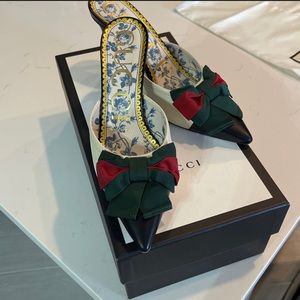 Gucci heel, black and white with Gucci bow. Size 36 (6.5)